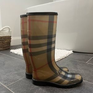Women’s Burberry tall rain boots - 7